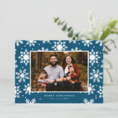 Platte witte vette sneeuwvlokken op de achtergrond feestdagenkaart (Staand voorkant)