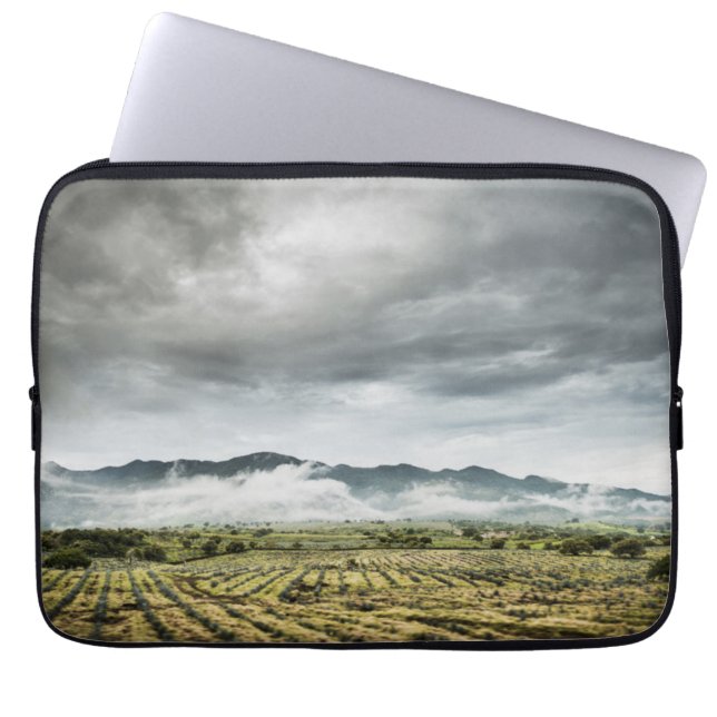 Plattelandsgebieden onder het Cloudy Sky Laptop Sleeve (Voorkant)