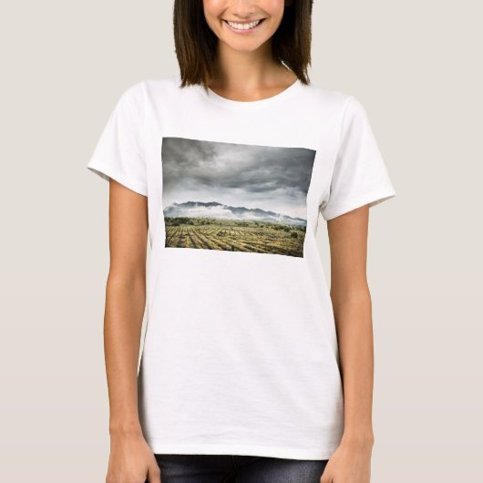 Plattelandsgebieden onder het Cloudy Sky T-shirt (Voorkant)