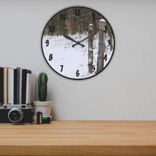 Plattelandsgiersposten scène op landelijke achter grote klok