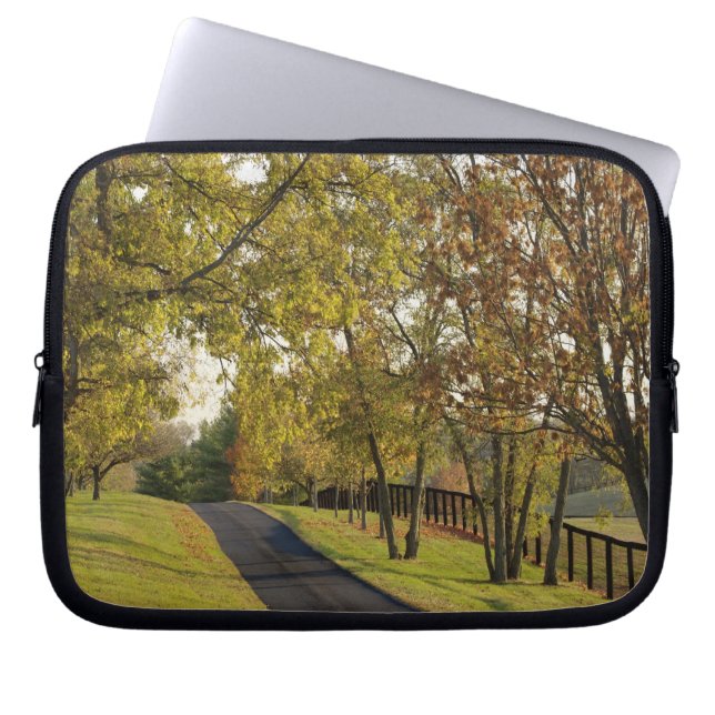 Plattelandsweg door de regio Bluegrass in Kentucky Laptop Sleeve (Voorkant)