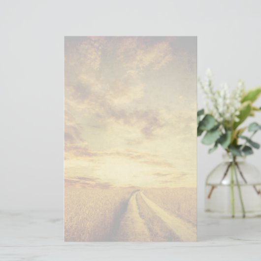 Plattelandsweg door het veld briefpapier (Staand voorkant)