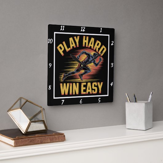 Play Hard Win Easy Runner Vierkante Klok (Kantoor)