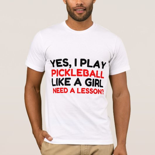 PLAY PICKLEBALL ZOALS EEN MEISJE DIE EEN LESSON NO T-SHIRT (Voorkant)