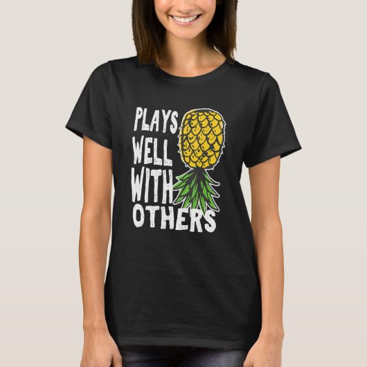 Play Well With Others Up Side Down Pineapple Quote T-shirt (Voorkant)