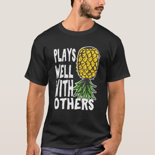 Play Well With Others Up Side Down Pineapple Quote T-shirt (Voorkant)