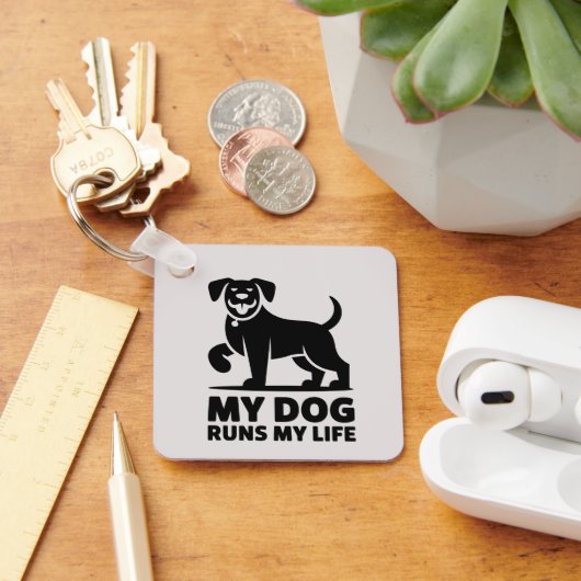 Playful Dog Outline "My Dog Runs My Life" Art Sleutelhanger (Bureau)