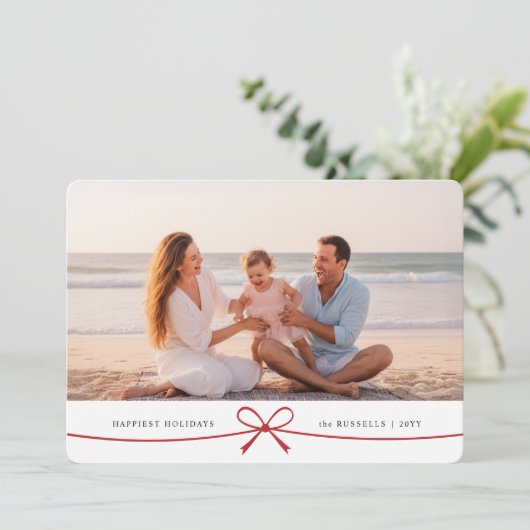 Playful Red Bow Family Beach Photo Christmas Feestdagenkaart (Staand voorkant)