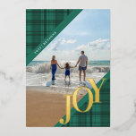 Plays JOY Diagonal Turquoise Real Folie Feestdagenkaart<br><div class="desc">Deel JOY met familie en vrienden met deze heldere foto met een echte folie-fotokaart. Het kenmerkt een traditionele vlakke achtergrond en een moderne typografische groet van de JOY in echte folie. Pas echte gouden folie, zilveren folie of roos gouden folie aan. Pas deze platte kaart met uw douanenaam, jaar, en...</div>