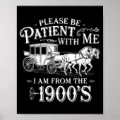 Please Be Patient With Me I Am From The 1900's Fun Poster (Voorkant)