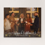 Plechtige kerstfeestelijke foto legpuzzel<br><div class="desc">Creëer uw eigen herdenkingskerstpuzzel met een elegant kalligrafiescript 'Merry Kerstmis',  een gedenkwaardige familiefoto en jouw naam met het jaar. Dit ontwerp is versierd met winterfaux goudglittersneeuwvlokken en feestwitte stippen om een winterse vibe toe te voegen.</div>