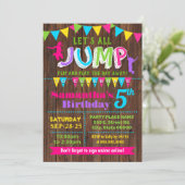 Plechtige verjaardag trampoline springt roze naar  kaart (Staand voorkant)