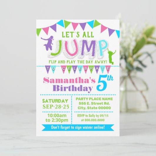 Plechtige verjaardag trampoline springt roze naar kaart (Staand voorkant)