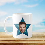Plezier Kantoor CUSTOM Photo Cutout Retro Star Hum Koffiemok<br><div class="desc">Cafeïnezuur met gelach! Deze op maat gemaakte mok transformeert je ochtendroutine in een hilarische teruggooi. Afbeelding je gezicht (of huisdier, misschien de baas? ) gluren over een retro ster uitsparing, stralen met cafeïne-aangedreven sas. Iedere slok fluistert: "Werk kan wachten, laten we knuffelen! Om het uitsnijdeffect te krijgen, gebruikt u een...</div>