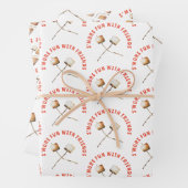 Plezierige S'mores bij kampvuur en BBQ met Friends Inpakpapier Vel (In situ)