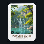Plitvice Lakes National Park Reizen Kunst Vintage Magneet<br><div class="desc">Plitvice Lakes vector artwork ontwerp. De meren in het park worden gescheiden door natuurlijke travertijndammen,  die ontstaan doordat water in dunne lagen over drempels stroomt.</div>