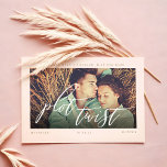 Plot Twist Modern Minimale Calligrafie & Foto Save The Date<br><div class="desc">Soms veranderen dingen. Werk je huwelijksgasten bij met je nieuwe trouwdatum met onze moderne opslagkaart. Het ontwerp kenmerkt een eenvoudige en moderne lay-out met fotoplaceholder van een paar met een lichte zwarte gradiënt vervaagt fotobekleding en "Draai van het Plot: getoond over de foto in moderne kalligrafie. Eenvoudig zwart roze lijst...</div>