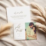 Plot Twist Modern Minimale Calligrafie & Foto Save The Date<br><div class="desc">Soms veranderen dingen. Werk je huwelijksgasten bij met je nieuwe trouwdatum met onze moderne opslagkaart. Het ontwerp kenmerkt een eenvoudige en moderne lay-out met fotoplaceholder van een paar. "Plot Twist" in moderne kalligrafie. Personaliseer de naam van het paar, de trouwdatum en de locatie. De achterkant kenmerkt uw eigen persoonlijke boodschap...</div>