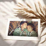 Plot Twist Modern Minimale Calligrafie & Foto Save The Date<br><div class="desc">Soms veranderen dingen. Werk je huwelijksgasten bij met je nieuwe trouwdatum met onze moderne opslagkaart. Het ontwerp kenmerkt een eenvoudige en moderne lay-out met fotoplaceholder van een paar met een lichte zwarte gradiënt vervaagt fotobekleding en "Draai van het Plot: getoond over de foto in moderne kalligrafie. Eenvoudig wit lijst met...</div>