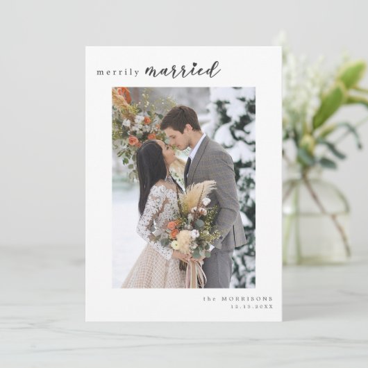 Plotselinge getrouwde minimalistische Winter Wedde Feestdagenkaart (Staand voorkant)