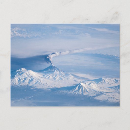 Pluim afkomstig van de vulkaan Kliuchevskoi. Briefkaart (Voorkant)