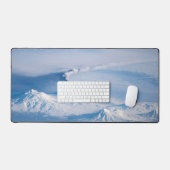 Pluim afkomstig van de vulkaan Kliuchevskoi. Bureaumat (Keyboard & Muis)