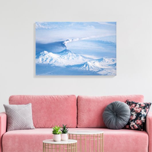 Pluim afkomstig van de vulkaan Kliuchevskoi. Canvas Afdruk (Insitu (Woonkamer))