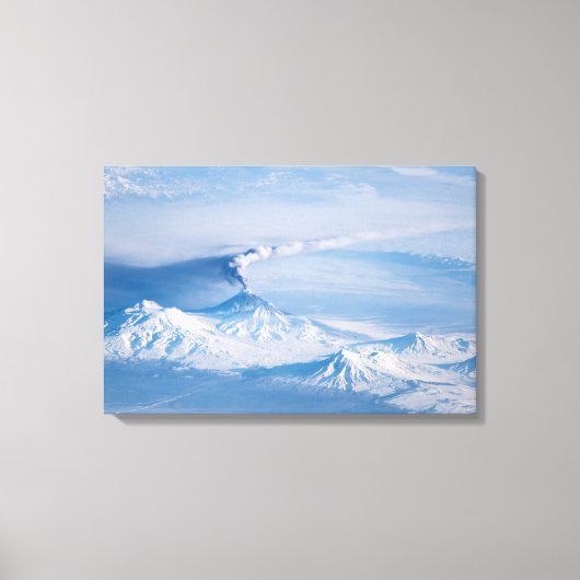 Pluim afkomstig van de vulkaan Kliuchevskoi. Canvas Afdruk (Voorkant)