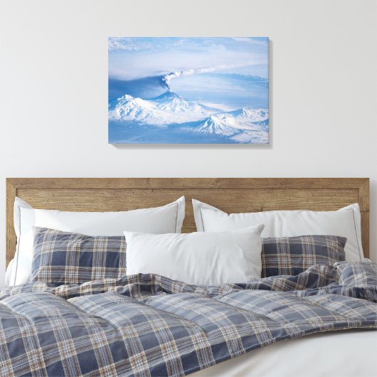 Pluim afkomstig van de vulkaan Kliuchevskoi. Canvas Afdruk (Insitu (Slaapkamer))