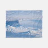 Pluim afkomstig van de vulkaan Kliuchevskoi. Fleece Deken (Voorkant (Horizontaal))