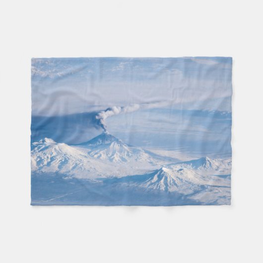 Pluim afkomstig van de vulkaan Kliuchevskoi. Fleece Deken (Voorkant (Horizontaal))