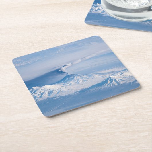 Pluim afkomstig van de vulkaan Kliuchevskoi. Kartonnen Onderzetters (Schuin)