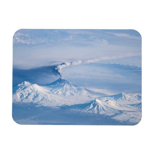 Pluim afkomstig van de vulkaan Kliuchevskoi. Magneet (Horizontaal)