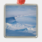 Pluim afkomstig van de vulkaan Kliuchevskoi. Metalen Ornament (Voorkant)