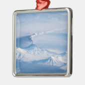 Pluim afkomstig van de vulkaan Kliuchevskoi. Metalen Ornament (Links)