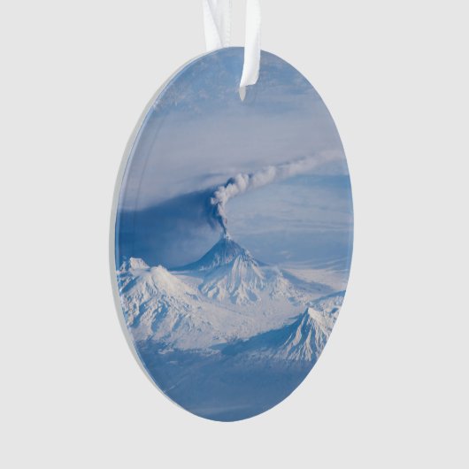 Pluim afkomstig van de vulkaan Kliuchevskoi. Ornament (voorkant)