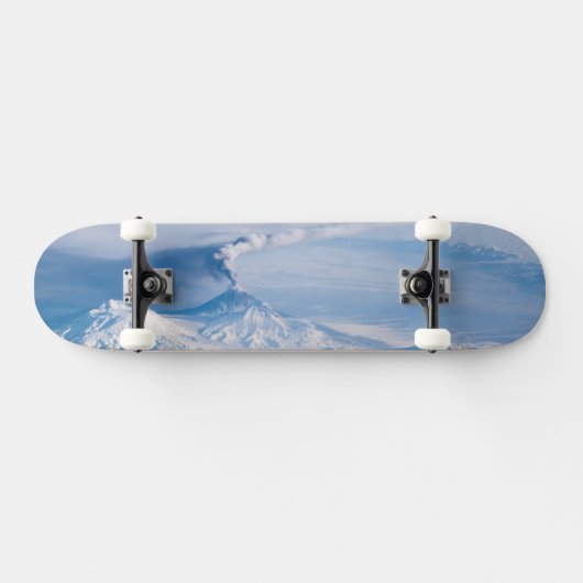 Pluim afkomstig van de vulkaan Kliuchevskoi. Persoonlijk Skateboard (Horizontaal)