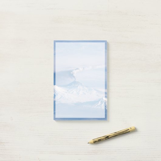 Pluim afkomstig van de vulkaan Kliuchevskoi. Post-it® Notes (Op bureau)