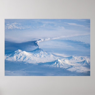 Pluim afkomstig van de vulkaan Kliuchevskoi. Poster