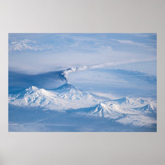 Pluim afkomstig van de vulkaan Kliuchevskoi. Poster (Voorkant)