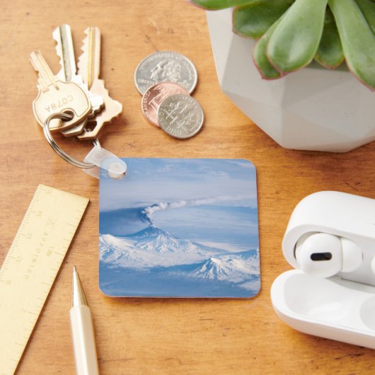 Pluim afkomstig van de vulkaan Kliuchevskoi. Sleutelhanger (Bureau)