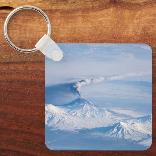 Pluim afkomstig van de vulkaan Kliuchevskoi. Sleutelhanger (Voorkant)