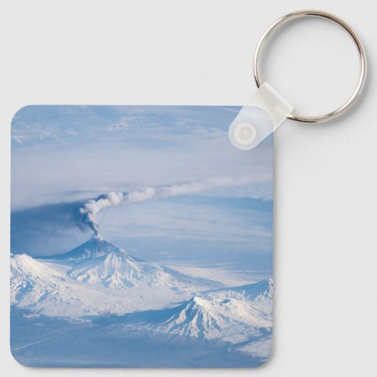 Pluim afkomstig van de vulkaan Kliuchevskoi. Sleutelhanger (Achterkant)