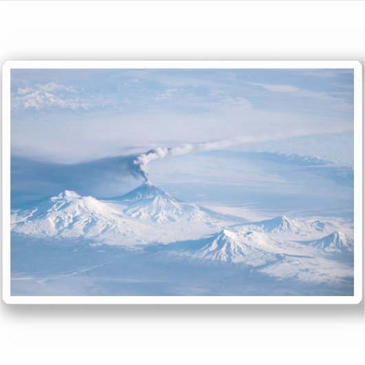 Pluim afkomstig van de vulkaan Kliuchevskoi. Sticker (Voorkant)