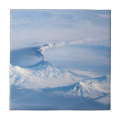 Pluim afkomstig van de vulkaan Kliuchevskoi. Tegeltje (Voorkant)