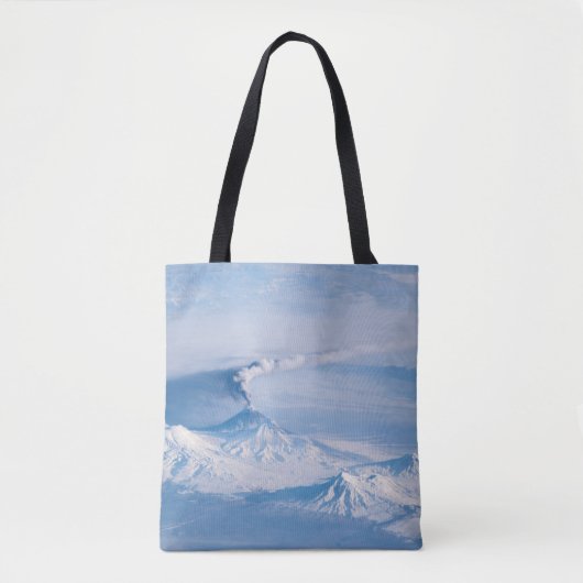Pluim afkomstig van de vulkaan Kliuchevskoi. Tote Bag (Voorkant)