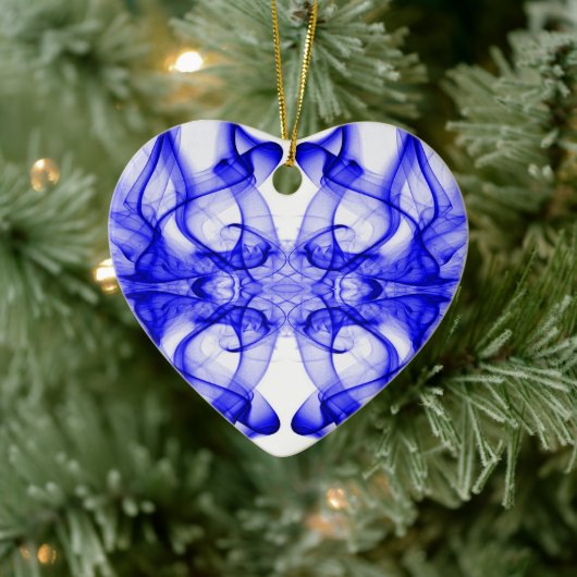 Pluimen van blauwe rook op wit keramisch ornament (Boom)