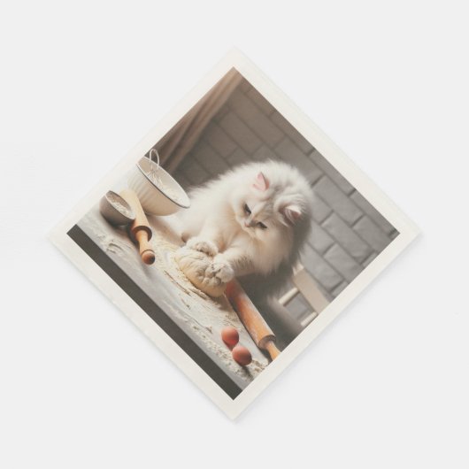 Pluizige kat bakt een pizzabasis servet (Hoek)