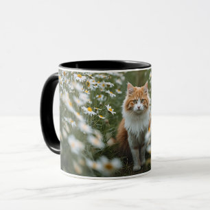 Pluizige oranje en witte kat in madeliefjesveld ko mok