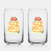 Pluizige pannenkoeken met ahornsiroop, fruit en ro blikvorm glas (Achterkant)